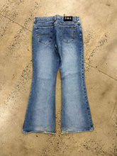 Load image into Gallery viewer, Vintage Women’s LEI Flare Jeans (32x32)
