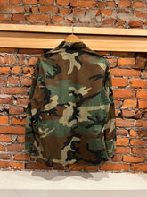 Load image into Gallery viewer, Vintage Camo Button Up Jacket (M)
