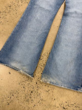 Load image into Gallery viewer, Vintage Women’s LEI Flare Jeans (32x32)
